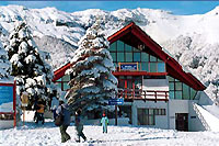 Edificio de la escuela de Esqu� y Snowboard en la base del Cerro