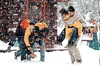 Familia disfrutando de la nieve